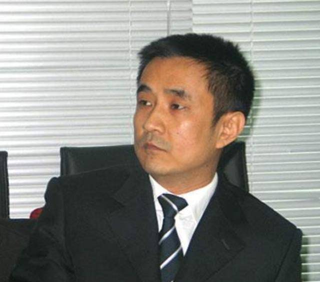 他欠下800亿逃往国外,带明星女友和61个亿,父亲去世也没回来_王永红