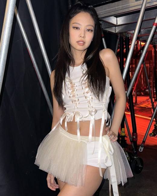 jennie晒演唱会后台美照穿白纱超短裙大秀蛮腰