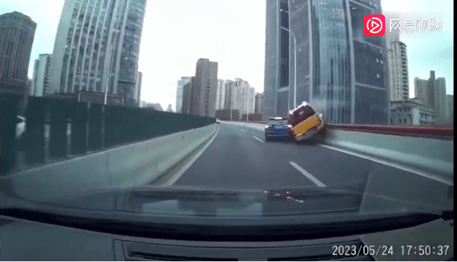 上海一高架两车斗气险坠桥，各退一步又何妨？