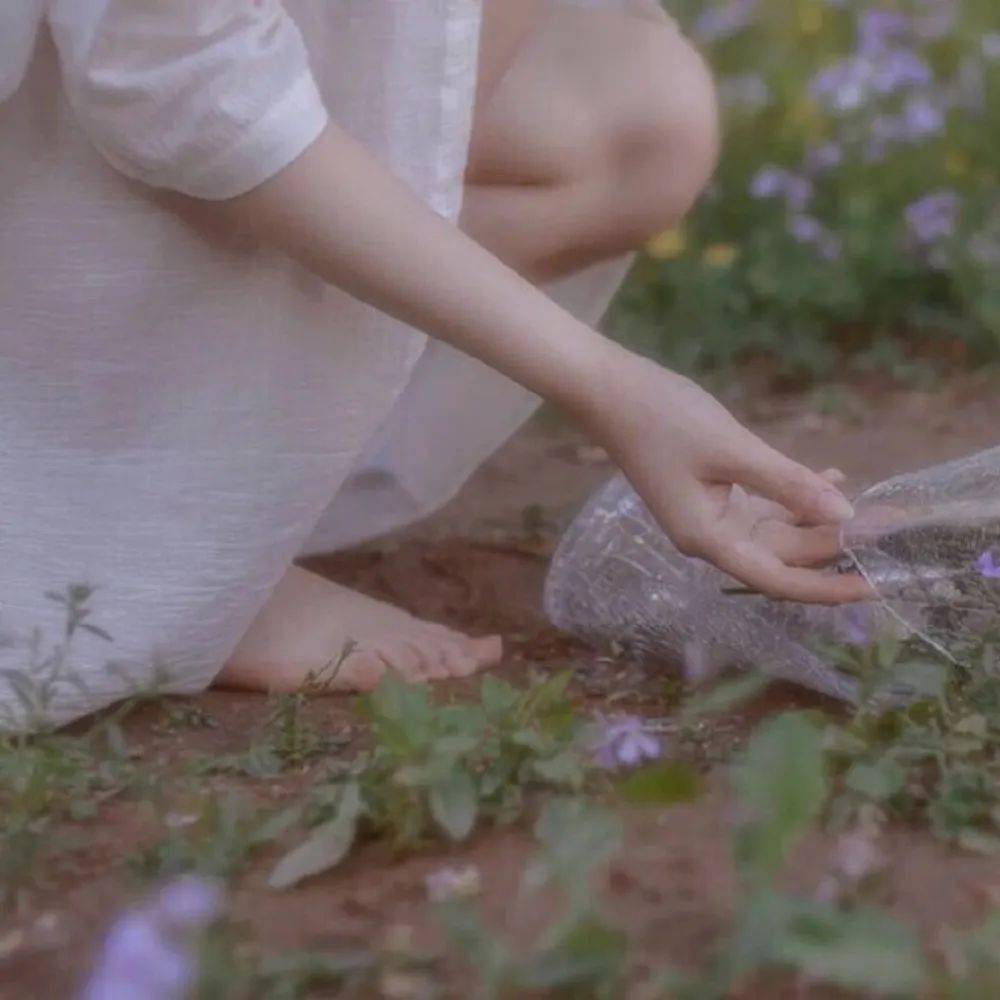 唯美女生部位头像_低头