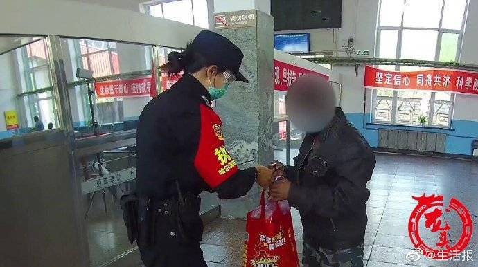 放牛大叔身份证丢失又无智能手机无法乘火车 幸