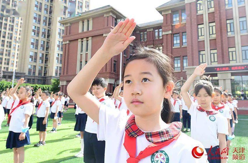 和平区 岳阳道小学的孩子们争相回答问题.