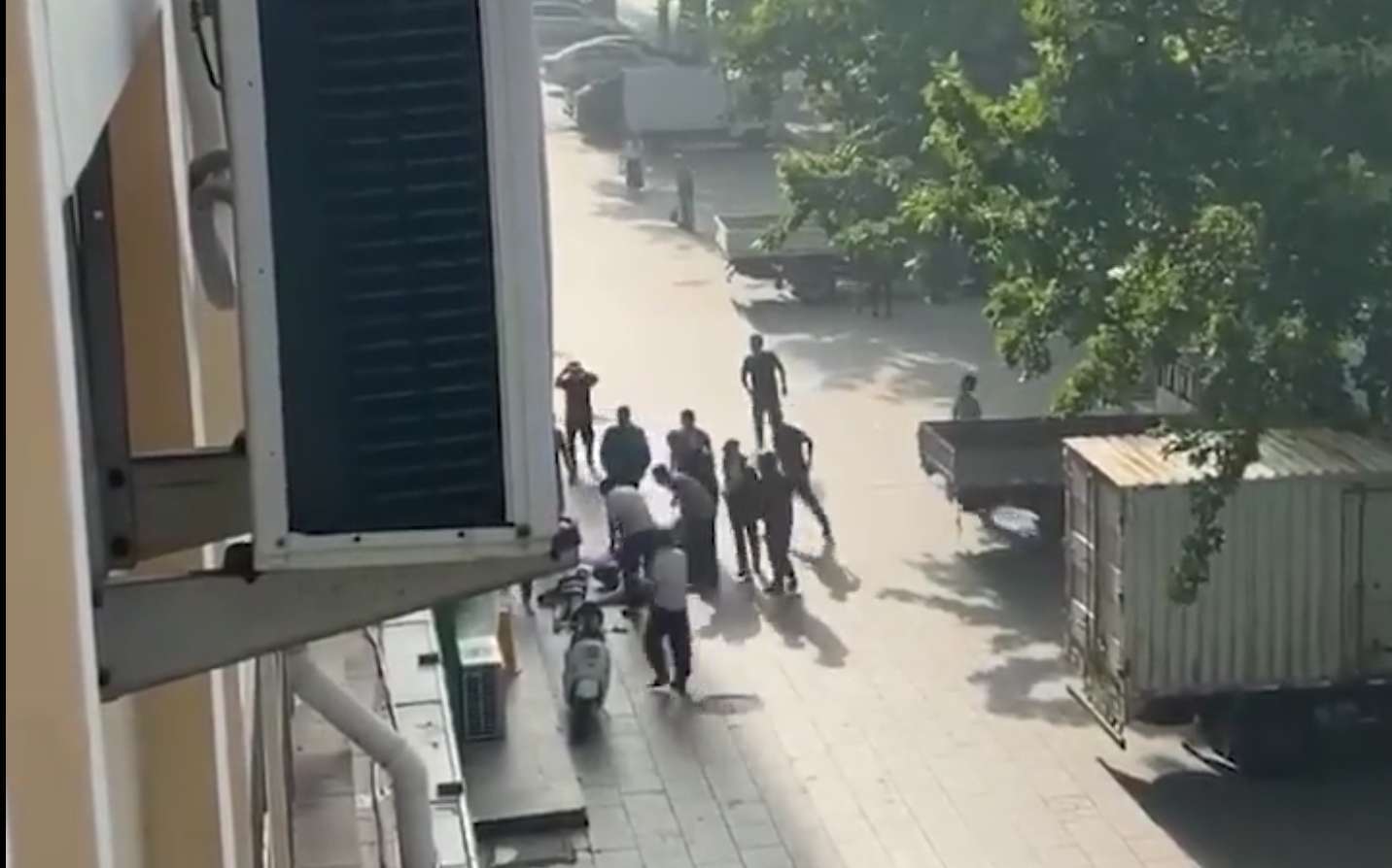 跳楼者|施救者被跳楼者砸成重伤 医院称已手术但未脱离危险