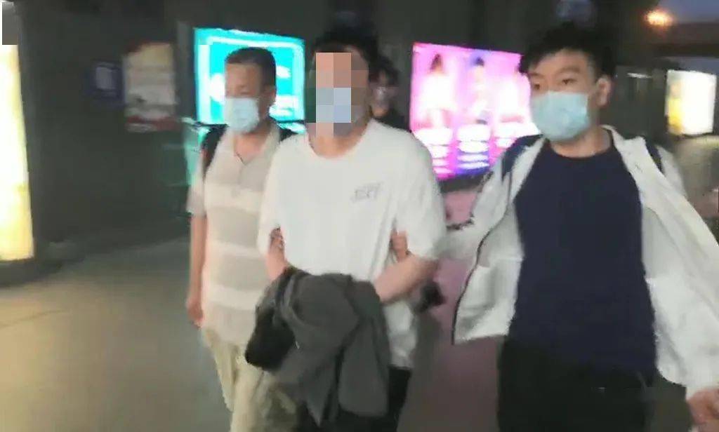 网恋女友竟是“抠脚大汉” 一男子被骗2万余元