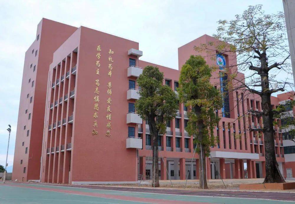 溪西中学投入2600多万元新建连体教学楼