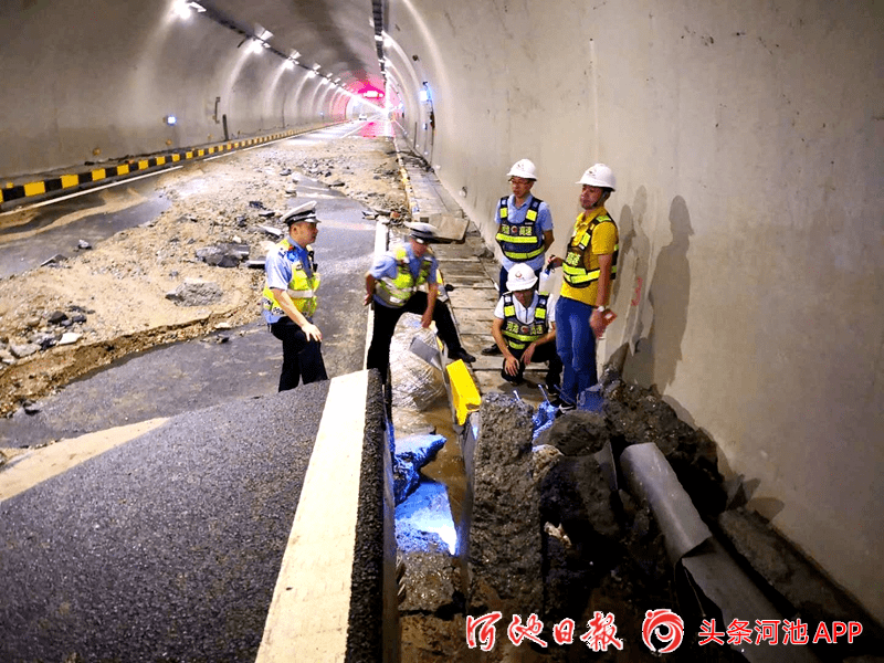 国道242线罗城县洞坎水库段发生上边坡塌方恢复通车大