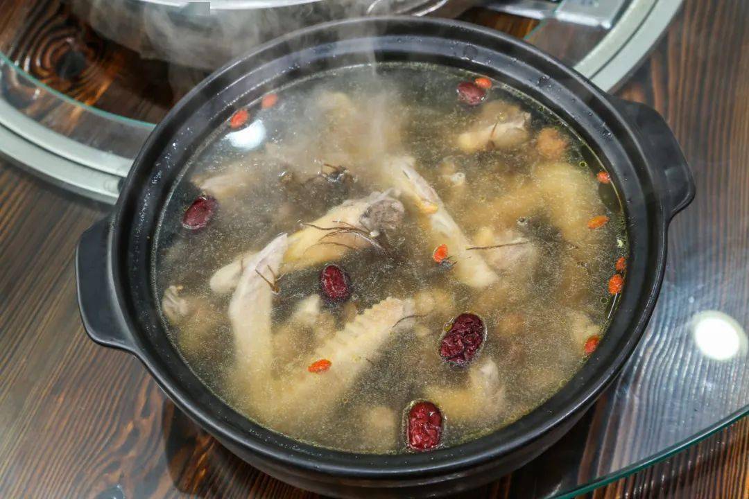 鱼肉肉质嫩滑,鲜味无比 鸭肉细腻,滋味鲜美 吸收了地胆头的精华更加的