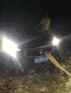 搞笑gif:掰手腕千万不能太用力,红衣男子蒙了