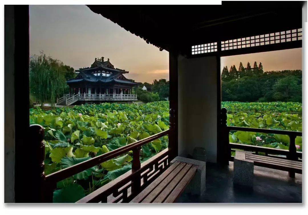 《吴兴赋》刻石赵朴初题门额"莲花庄"沙孟海题"题山楼"方去疾题"印水