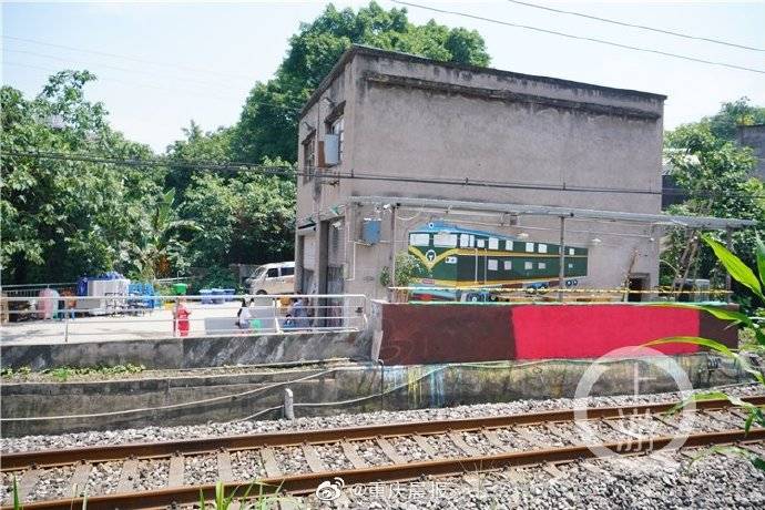 边吃火锅边看火车的重庆网红火锅店 外场拆了！