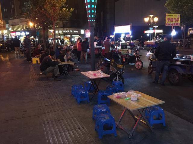 消失7年的地摊文化回来了,曾经的路边夜宵摊,你还会去吗?