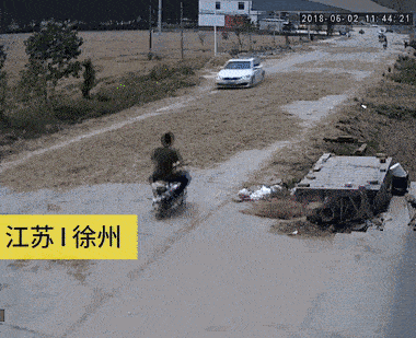 老太虽然老太受伤结果老太不幸被撞飞正好司机正在接听电话上图就是老