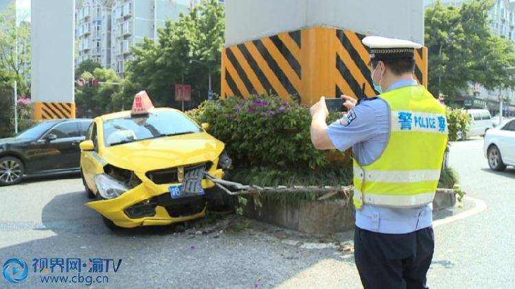 出租车径直撞上轨道柱 巨大撞击声把周边人都吓