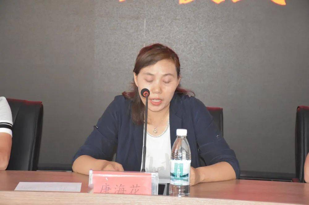 文县电子商务中心副主任唐海花主持开班仪式并讲话