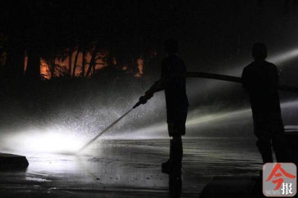 军民|“超警”洪峰过后，柳江河水位下降，军民挑灯奋战忙清淤