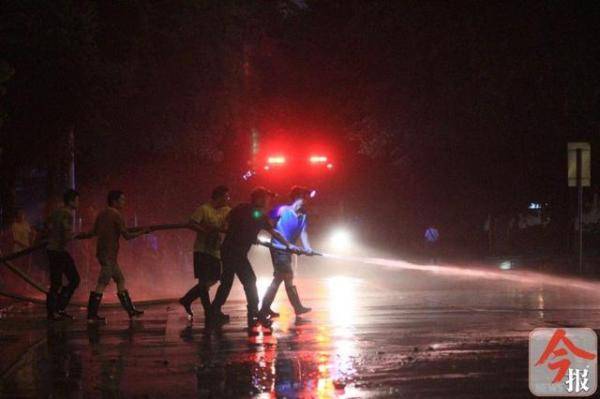 军民|“超警”洪峰过后，柳江河水位下降，军民挑灯奋战忙清淤