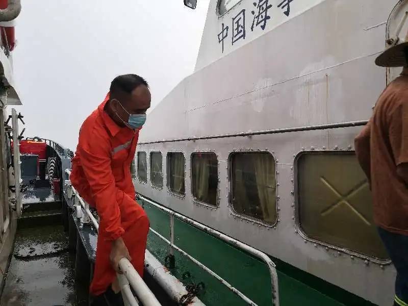 交管|广州海事在南沙水域救起一落水渔民，系小渔艇驾驶员不慎落水