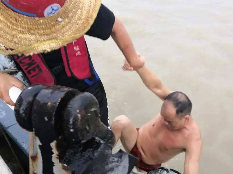 船舶|紧急！狂风雨中广州海事在南沙水域救起一落水渔民