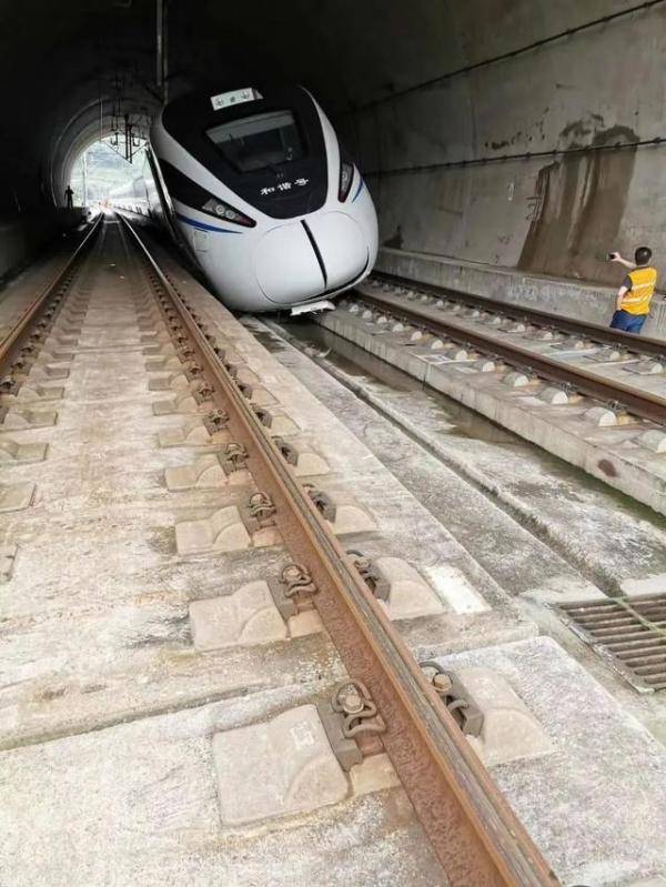 怀集|广西一铁路隧道内，有列车脱轨？铁路部门回应