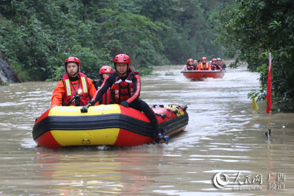 洪水|广西贺州：洪水围困民房 消防紧急营救
