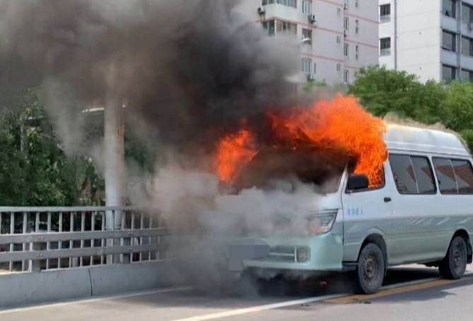 浓烟|北京南三环中路一金杯车起火浓烟10余米高，无人员伤亡