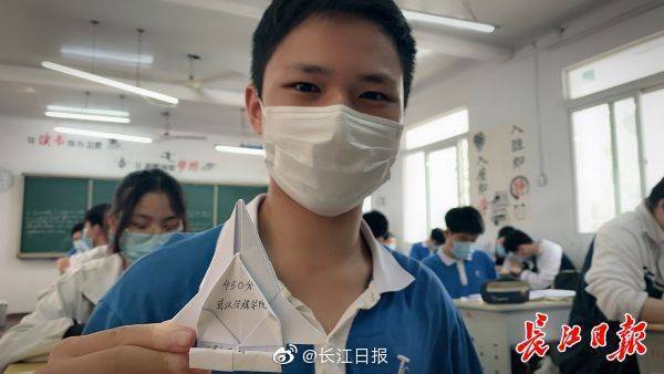 高考|这群高三学子折千纸鹤为理想助力高考倒计时30天