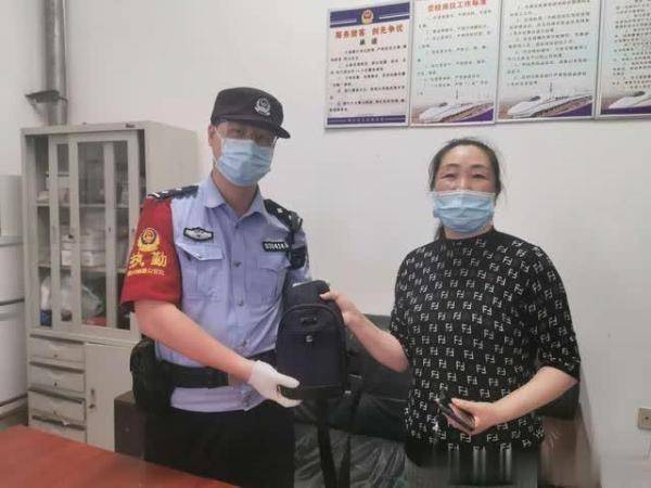 手机|葫芦岛：旅客大意丢包 铁警助力送回