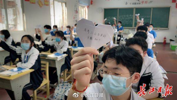 高考|这群高三学子折千纸鹤为理想助力高考倒计时30天