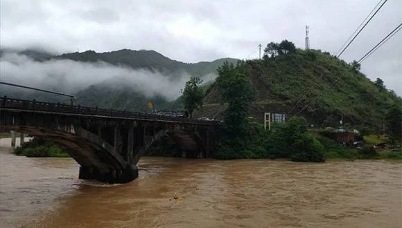 留守人员|地方新闻精选 | 湖南江华暴雨致20个村进水5人失联 青岛航空空乘穿制服插秧被指作秀