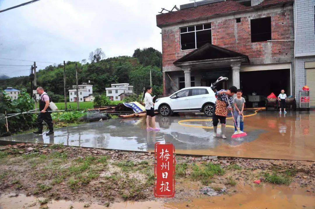 水位逐渐下降 救灾复产工作也开始行动起来了  上午9时 在河头镇