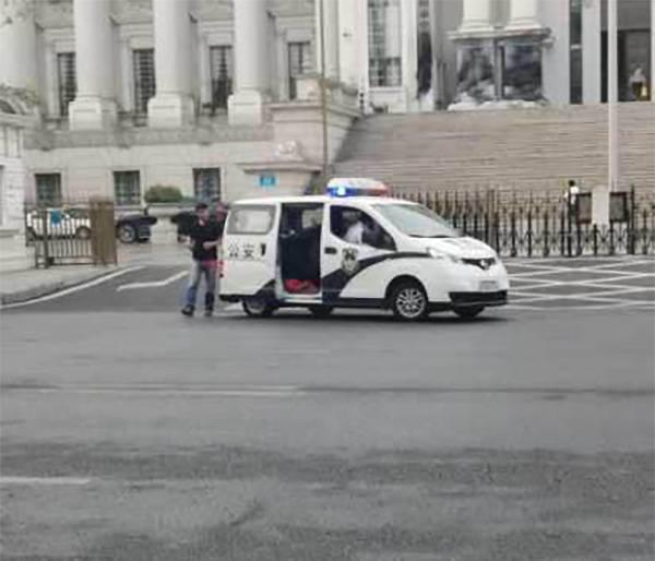 满,四川省绵阳市一名男子对绵阳市中级人民法院牌匾泼漆之后报警自首