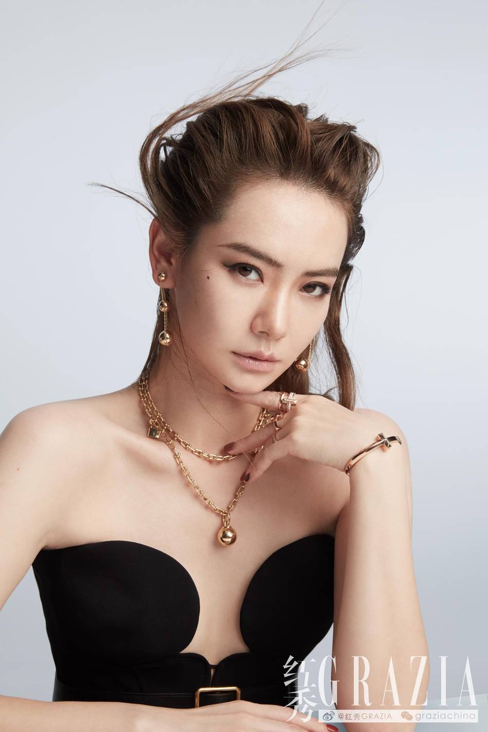 戚薇×红秀封面大片曝光 , 黑白色系暗黑
