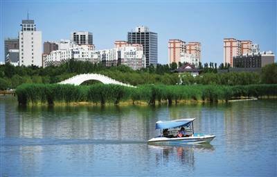 银川湖在城中人在湖畔