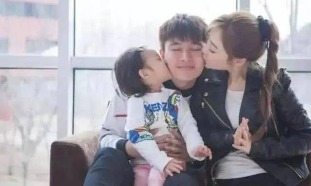 王花花一家人的最新视频 773b7736ca56488e89abce660663e505.jpeg