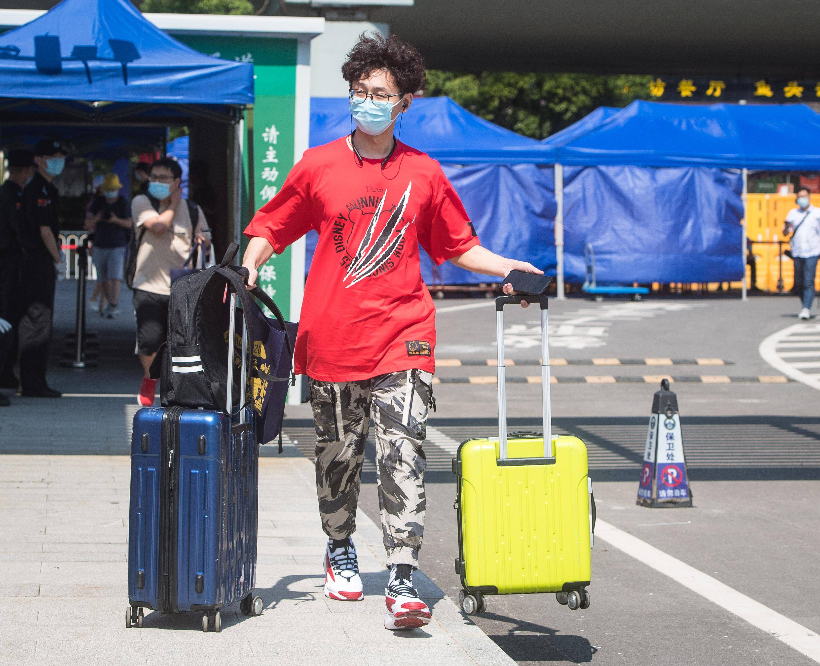 肖艺九|武汉高校迎来首批返校毕业生