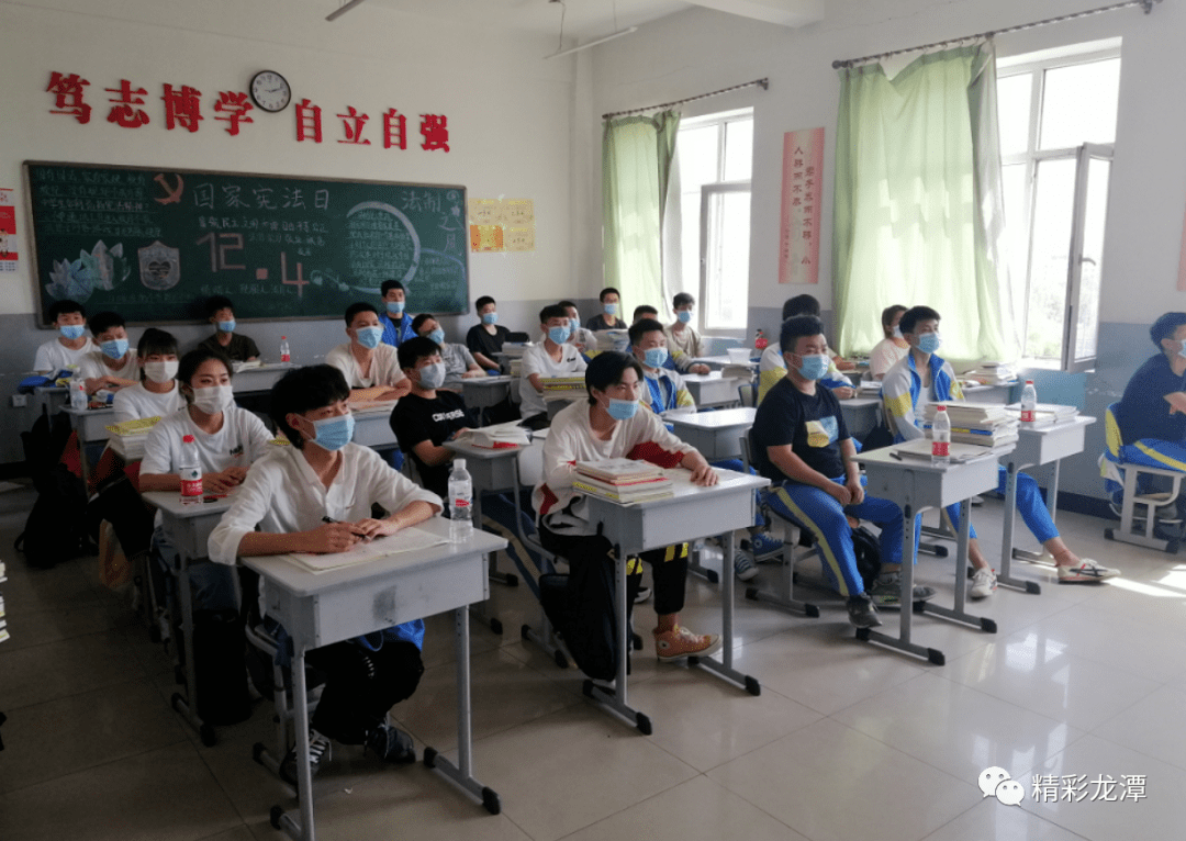 头条区委书记崔志刚副区长高霞对江机中学高三复学情况进行督导检查