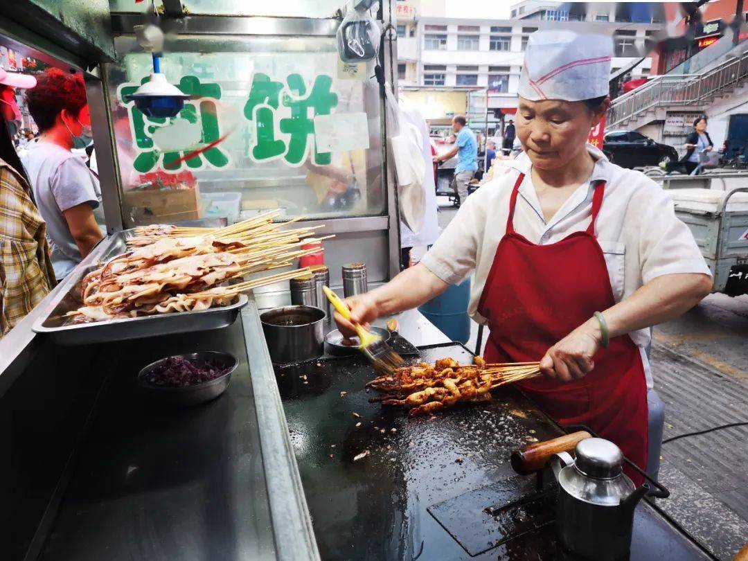 包容着各行各业地摊人的梦想凤凰路海纳百川作为运城美食街浓墨重彩的