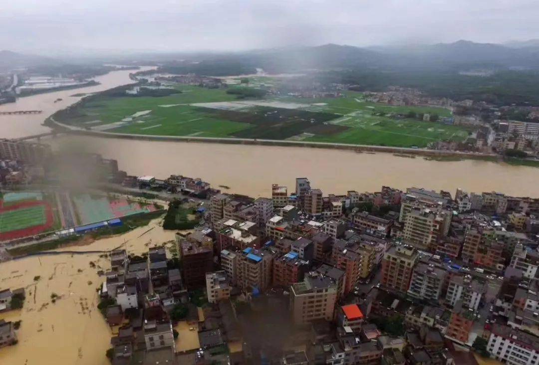 清远受"龙舟水"第四轮强降雨影响,各地遭遇强降雨袭击,其中佛冈,清城