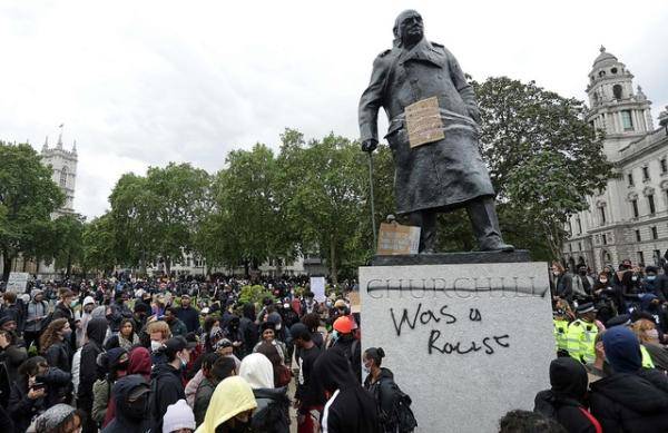 英国抗议者列60座要求拆除的雕像名单，许多名人包括在内