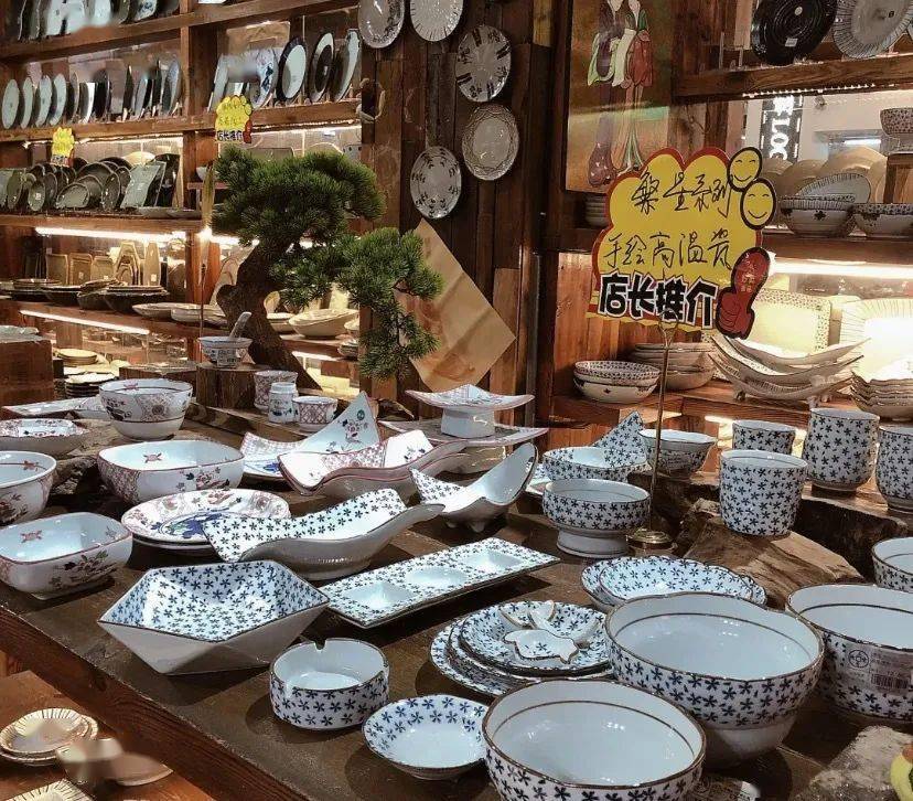 18:00 图片by大众点评@减肥是不可能的 这家餐具店看门面和装修就非常
