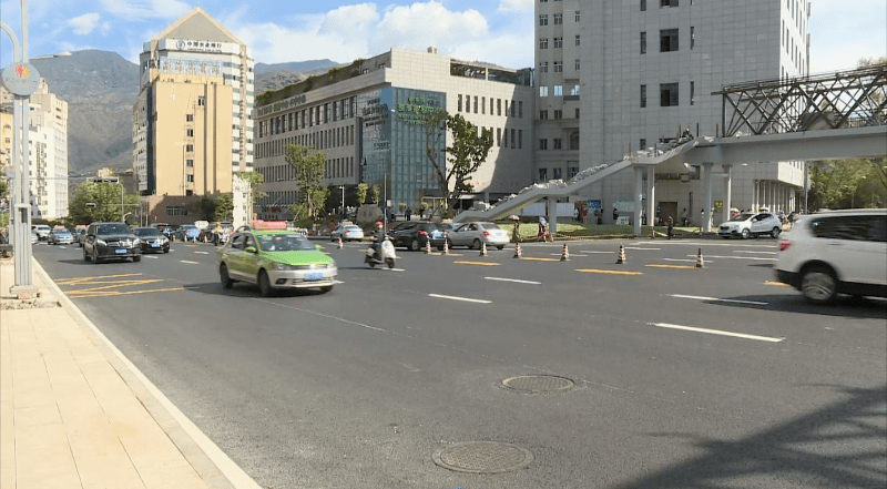 今起攀枝花大道竹湖园路口至三角花园路段车辆通行方式有变化