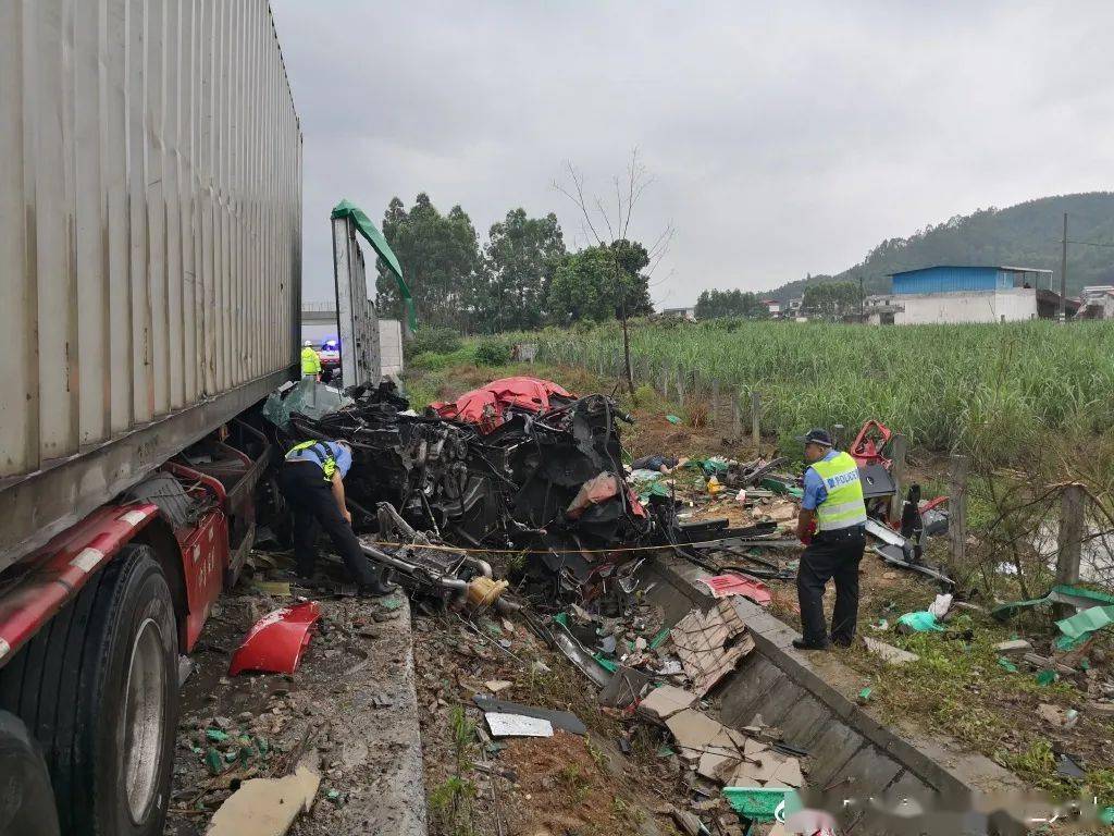 泉南高速柳州往来宾方向发生惨烈车祸,车头当场撞报废.