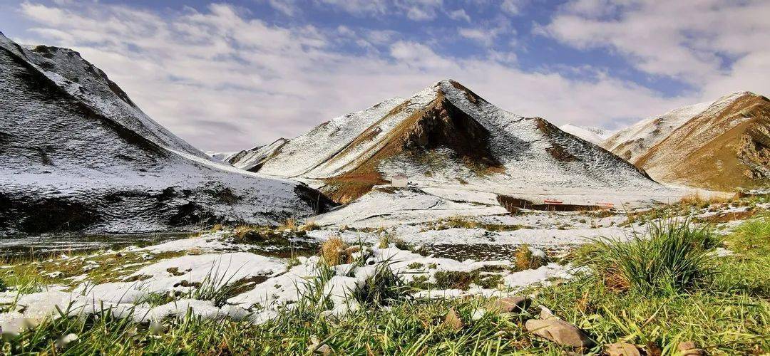 张掖:六月飞雪祁连山现"炎天飞雪"奇景