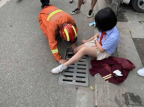 什邡10岁小女孩脚卡下水道,消防员撬开井盖将其救出