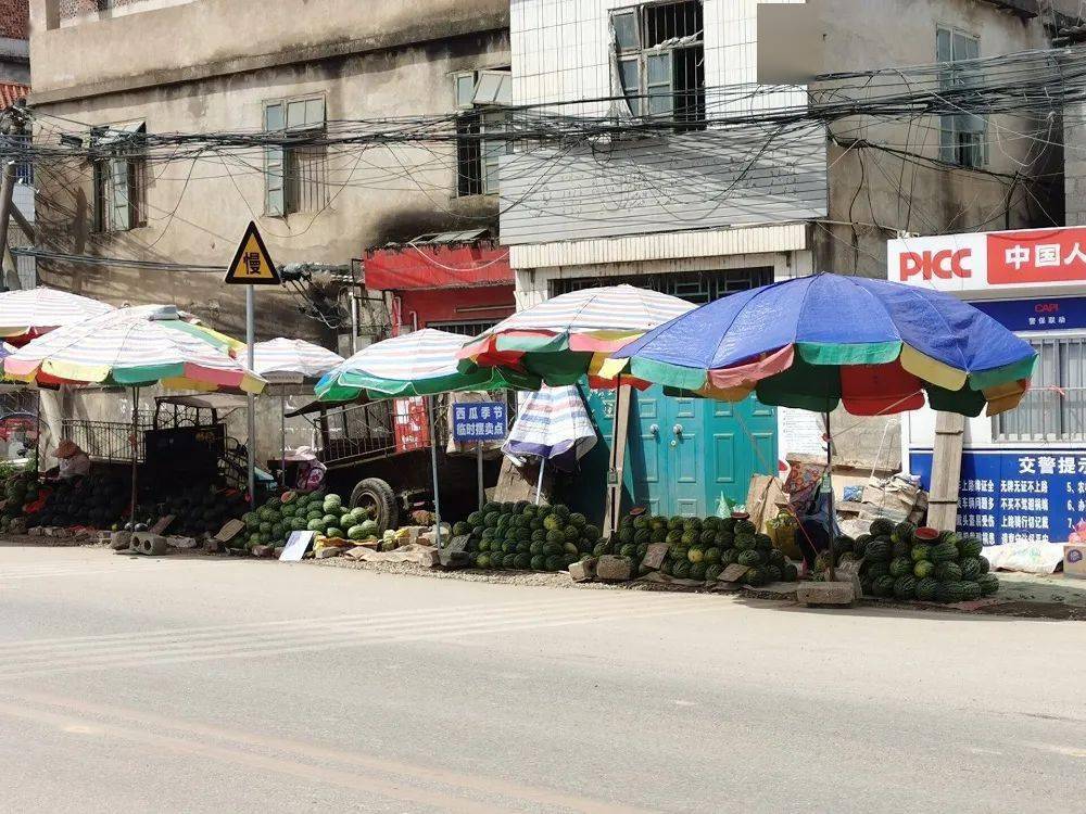 吴圩镇开放多处路段允许西瓜摊点摆卖为市民解暑让城市文明更有温度