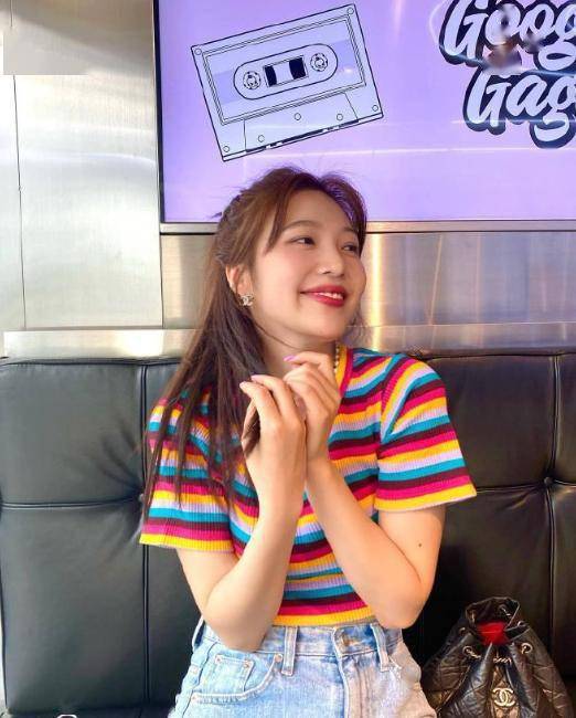 紧身款勾勒出少女曼妙的身材,加上诱惑十足的露肩设计,化身性感尤物.