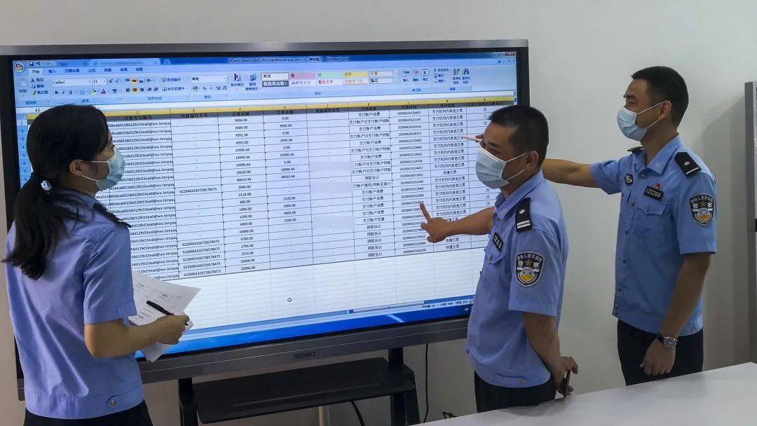 ▲办案民警对案件进行梳理办案民警马上到银行对赖伯的银行卡流水进行查