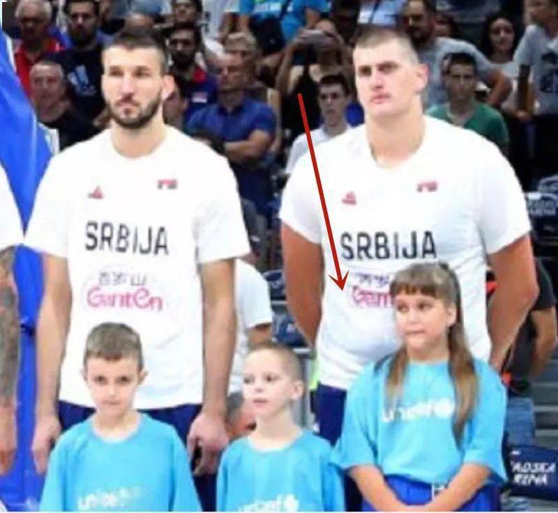 依稀记得去年世界杯时  约基奇代表塞尔维亚参赛 当他穿上百岁山t恤