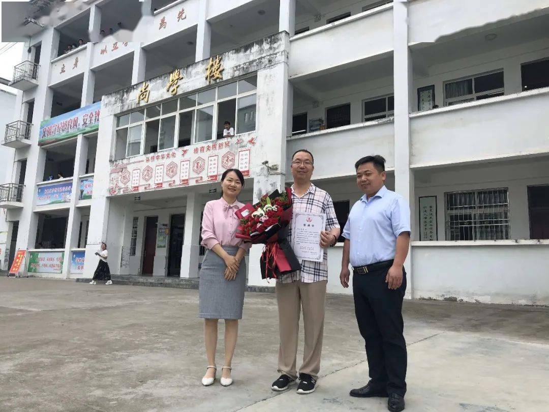 市中心血站副站长邓娟代表血站慰问石泉县第三中学 柳刚(全国无偿