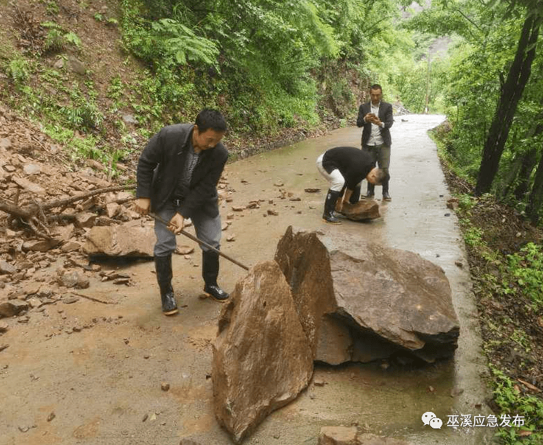 乌龙乡:党徽在大雨滂沱中闪光